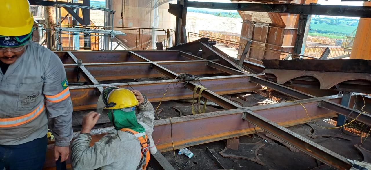 Manutenção em Caldeira 27