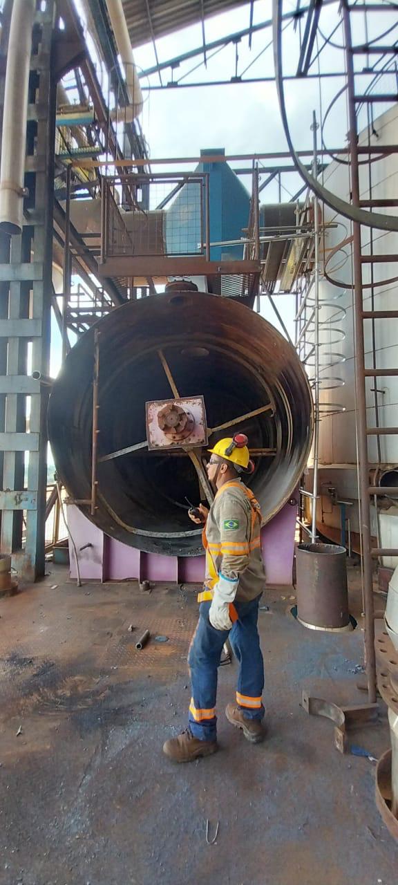 Manutenção em Caldeira 48