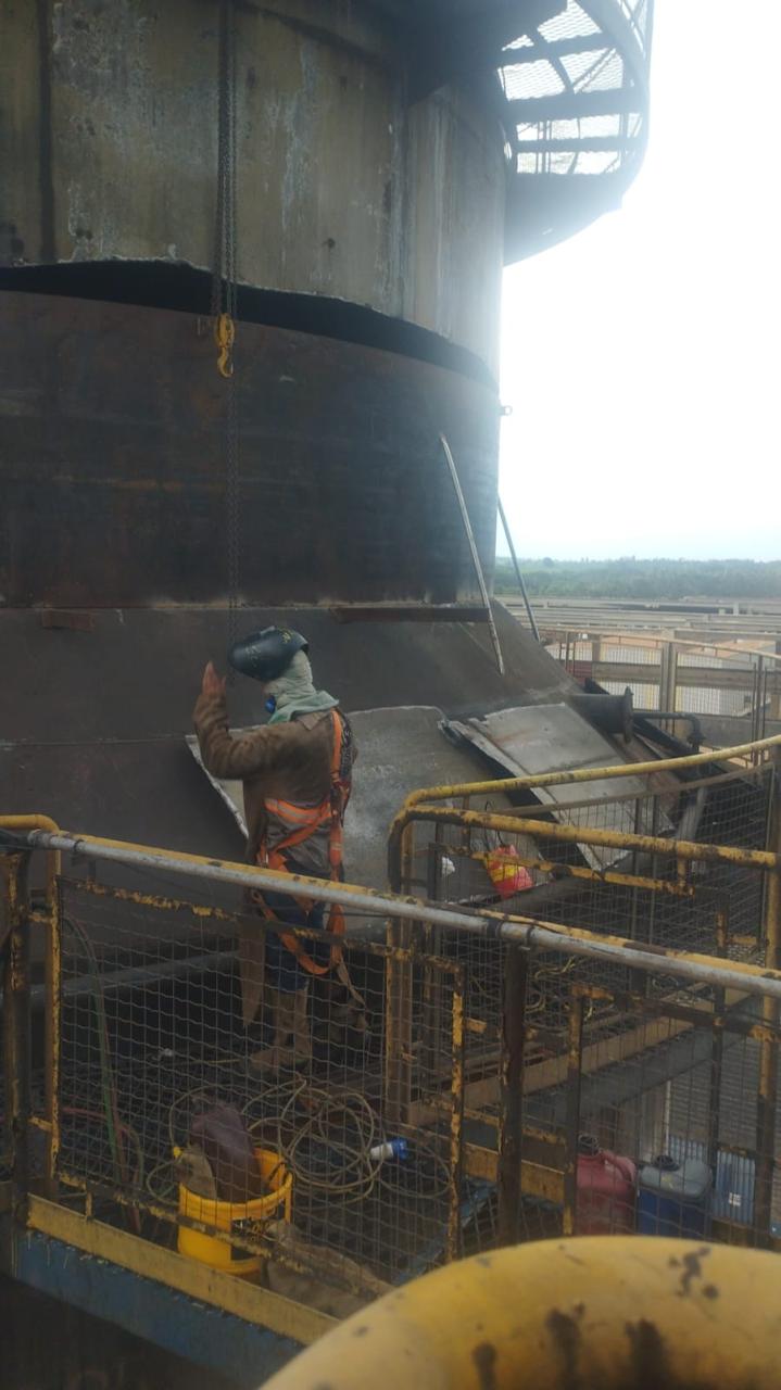 Manutenção em Caldeira 85